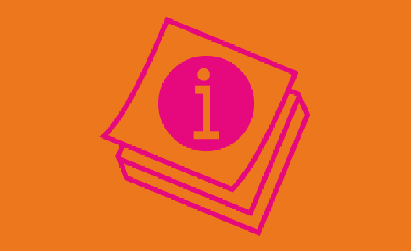 pinkes Icon von "i" auf Papierstapel, auf orangenem Hintergrund