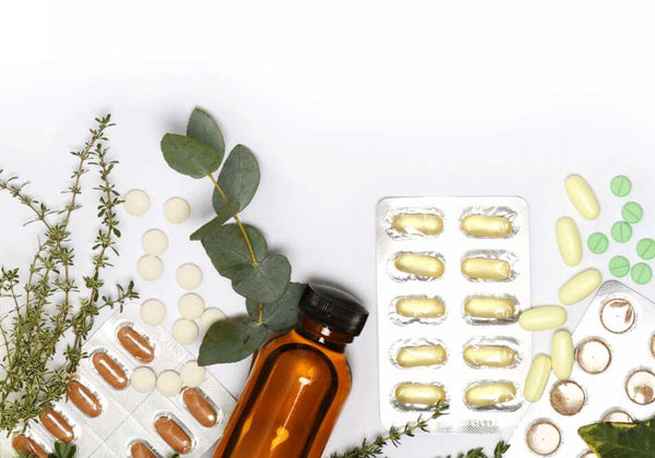 Kapseln, Tabletten, Kräuter und Plister auf weissem Hintergrund